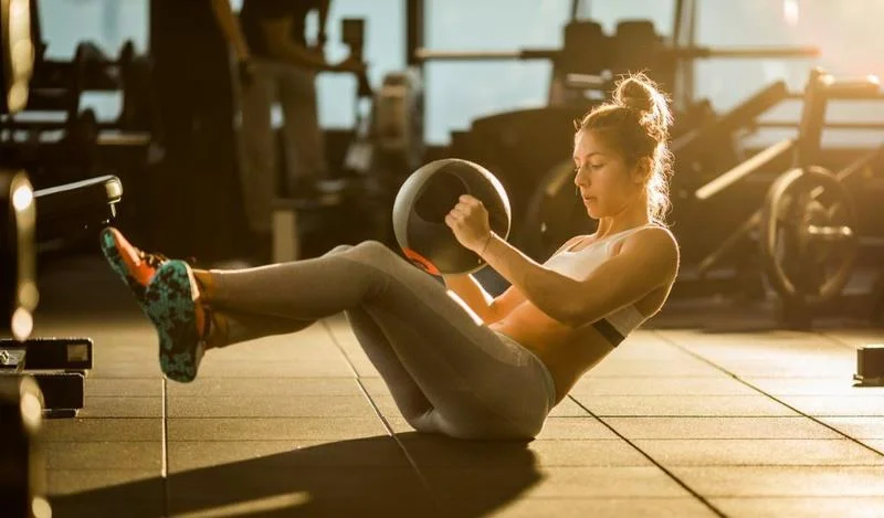 Torção russa com peso para definição muscular avançada