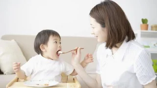 Со скольки месяцев детям можно есть рис? Как научить детей есть рис